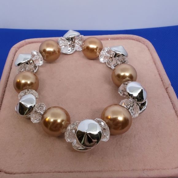 🌟Buttons & Faux Tan Pearls🌟 Stretch Bracelet No Metal New without Tags - Picture 3 of 8